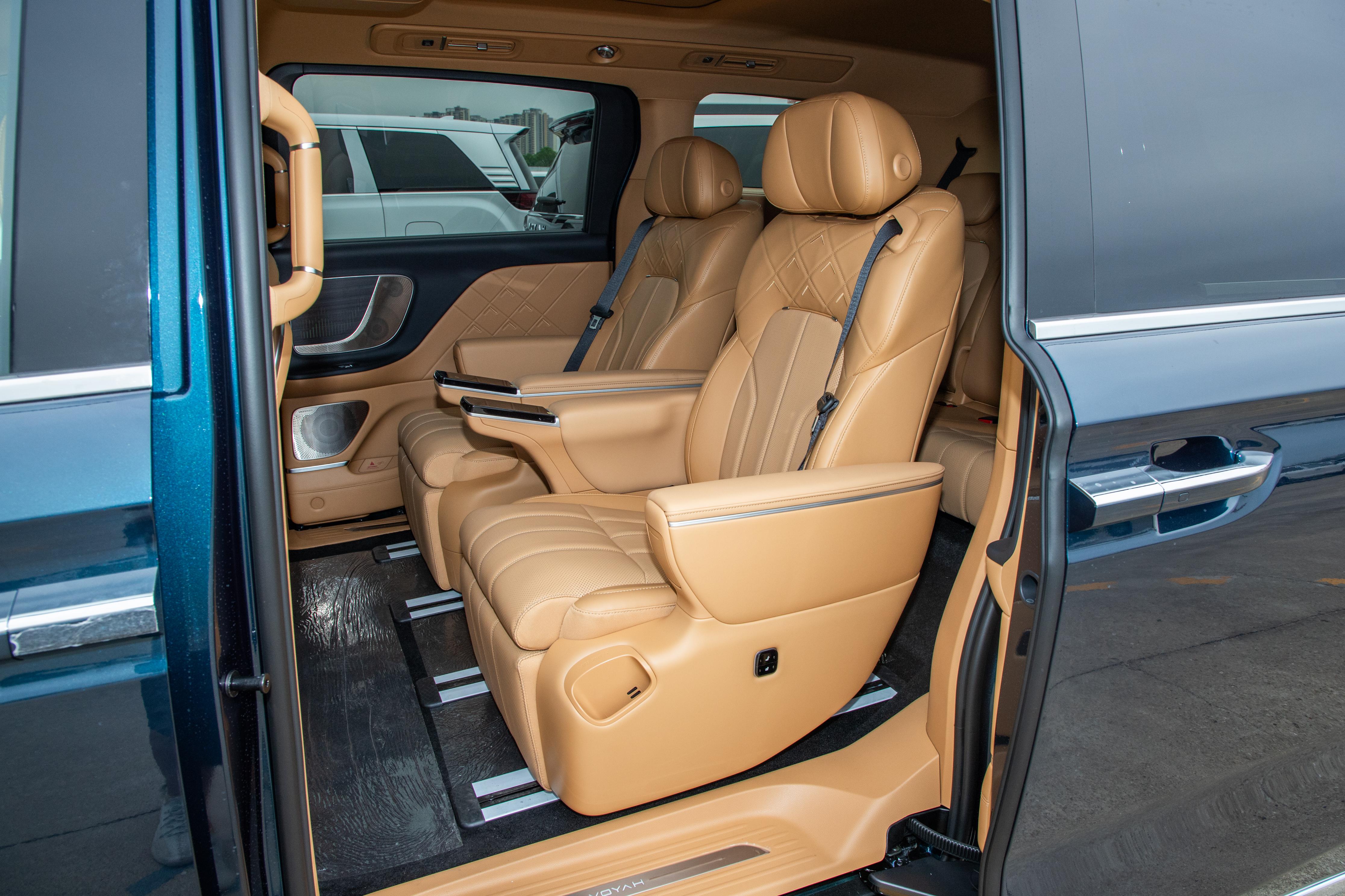 26款岚图梦想家:800V架构+智能后轮转向+华为ADS,二排头等舱