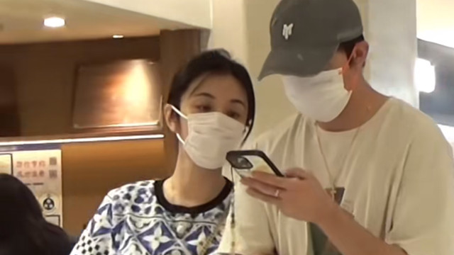 俞灏明夫妇甜蜜逛街，王晓晨全程牵着俞灏明手舍不得松开，好黏他