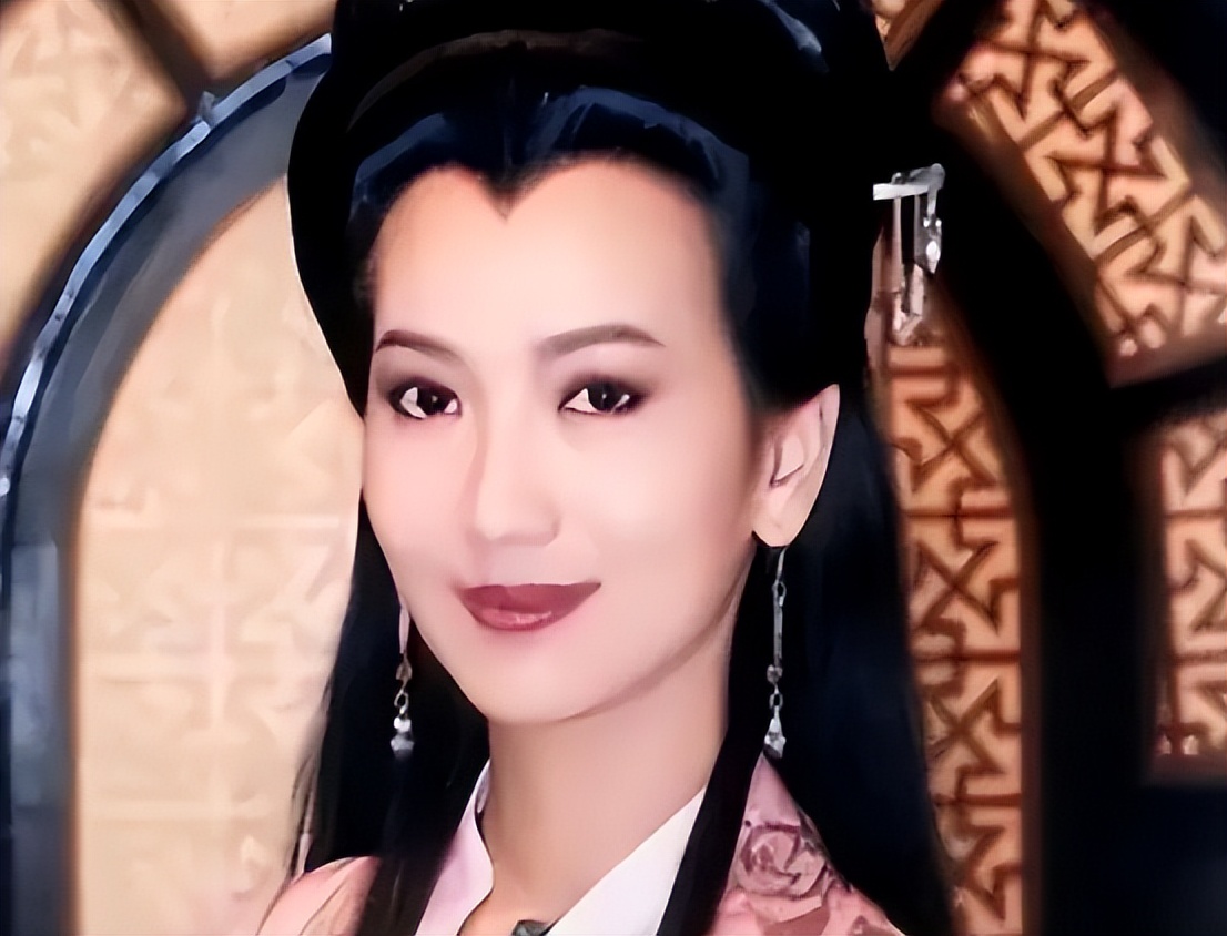 71岁赵雅芝南京吃火锅，皮肤松弛满脸皱纹，网友：不老女神真老了