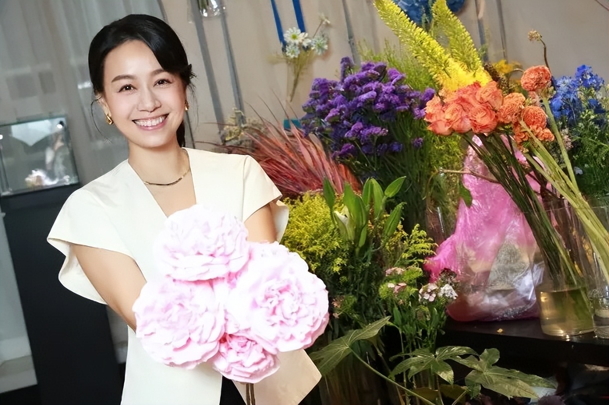 前TVB女星晒与老公合照庆结婚两周年,不求消除污点：犯错就要承担