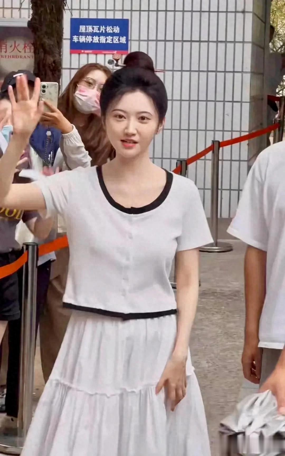 景甜好像也37岁了，不过身材保持得挺不错，就是有点瘦了！