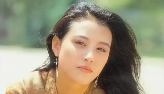 北京周海媚墓地：造型奇特，无儿无女，墓碑前刻着一句话令人深思