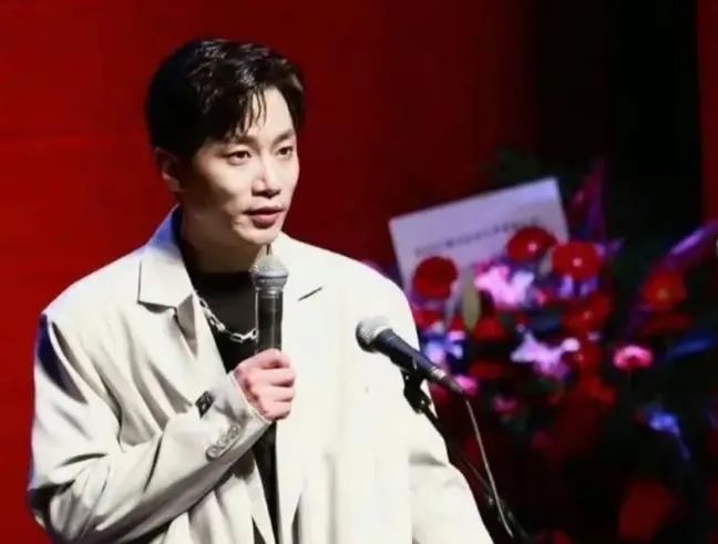 王鸥和何九华的谈恋爱还生出了孩子,现在由王鸥一个人抚养