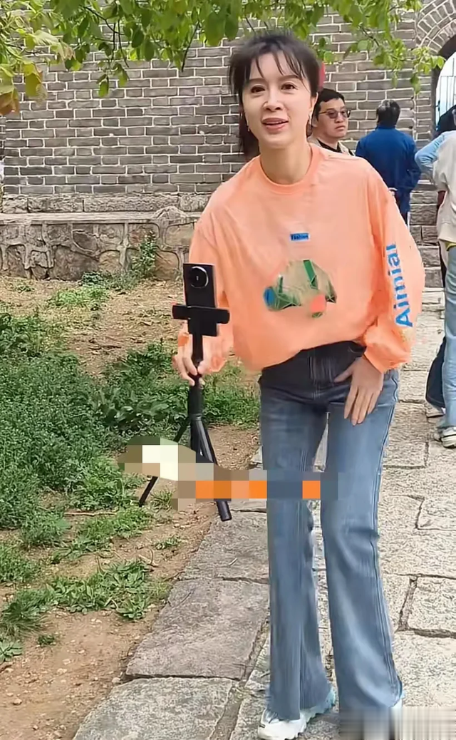 曝50岁金巧巧现身蓟县，脸瘪嘴巴歪，医美老和自然老的差距好明显