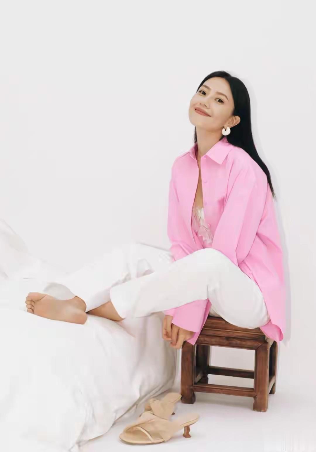 高圆圆赤足出镜展现松弛感美学 光影之间尽显优雅本色