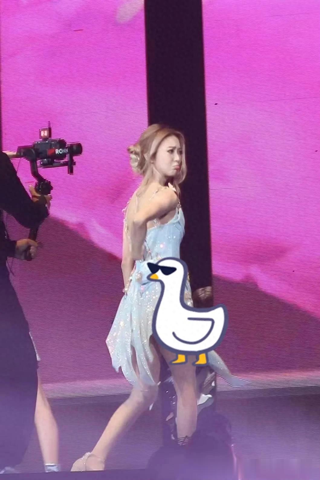 薛凯琪奔五了还这样穿合适吗