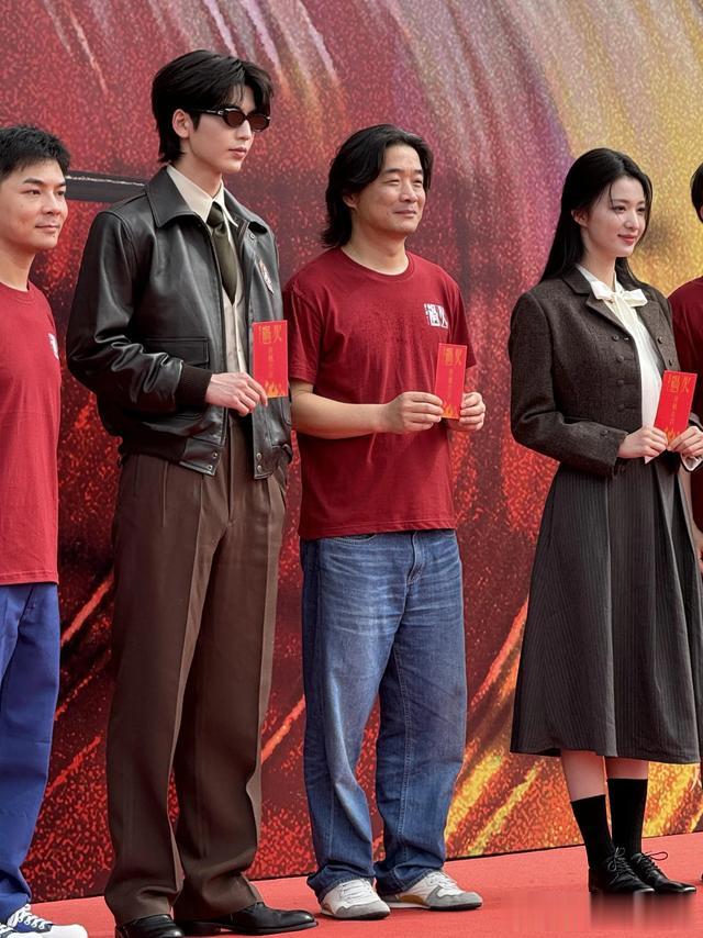 张凌赫王楚然新剧开机,好权威的两张脸,俊男靓女好配好养眼