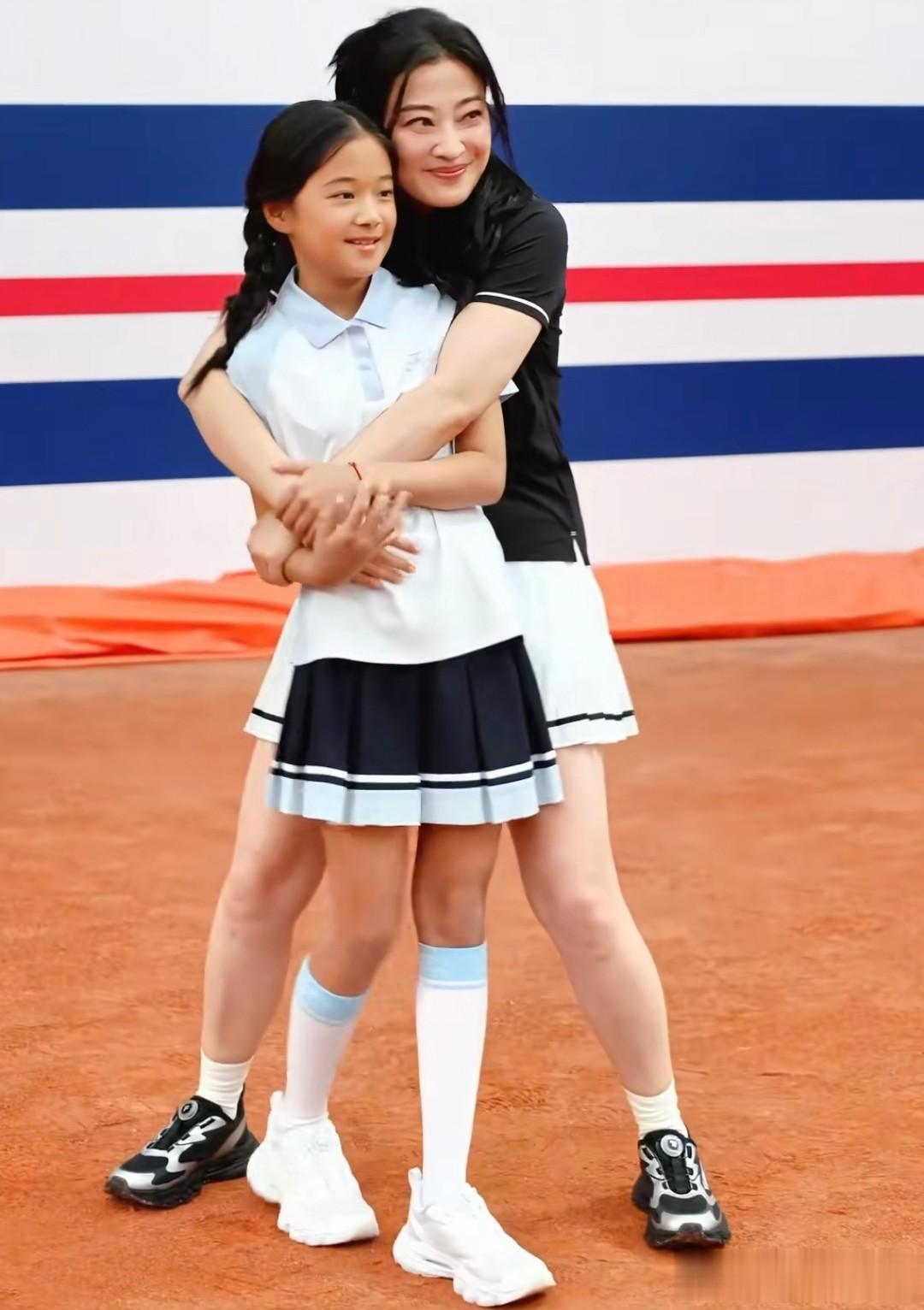 梅婷陪女儿工作，12岁快快皮肤黑但长得漂亮，母女共用一张脸