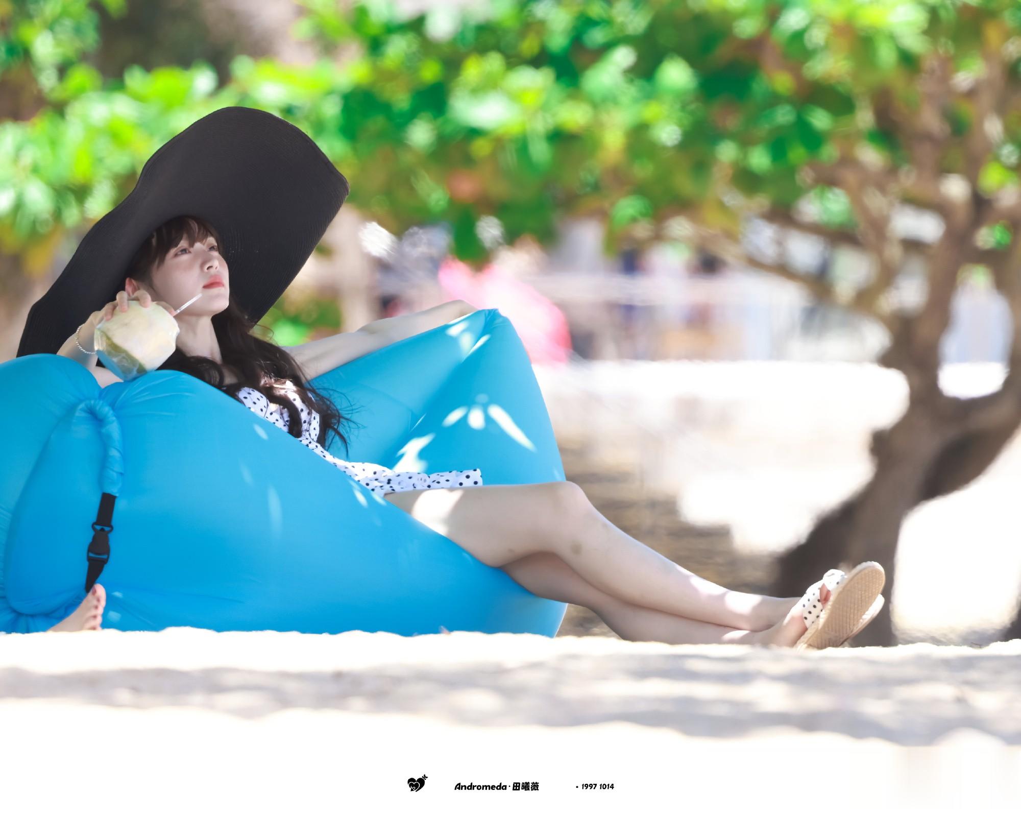 田曦薇波点泳装+大檐帽，海边演绎复古甜妹夏日度假风