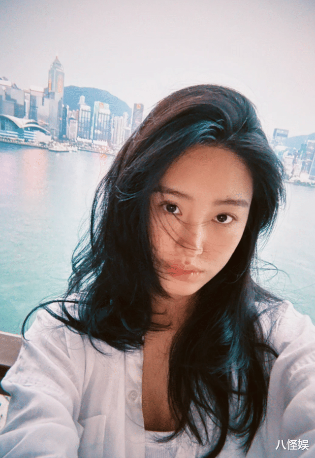 杨采钰晒照,大肚子不见了,脸部略有疲惫和浮肿,一看就是刚生完