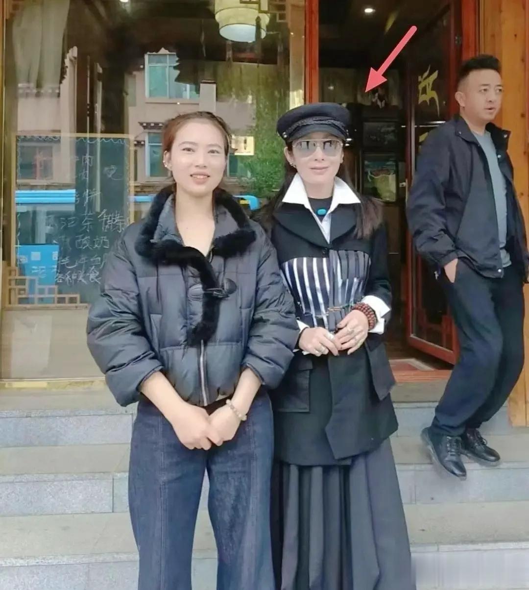 57岁张敏在四川逛街被偶遇，她比以前瘦了好多，脸憔悴了，真老了