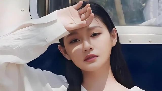 大S墓地曝光，和邓丽君相邻却是格子房，网友一个天上一个地下