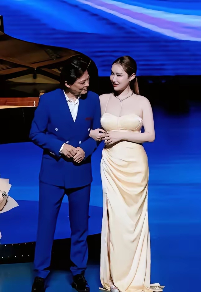 她是央视认证的大歌唱家，嫁大30岁二婚老头，如今周游世界很幸福