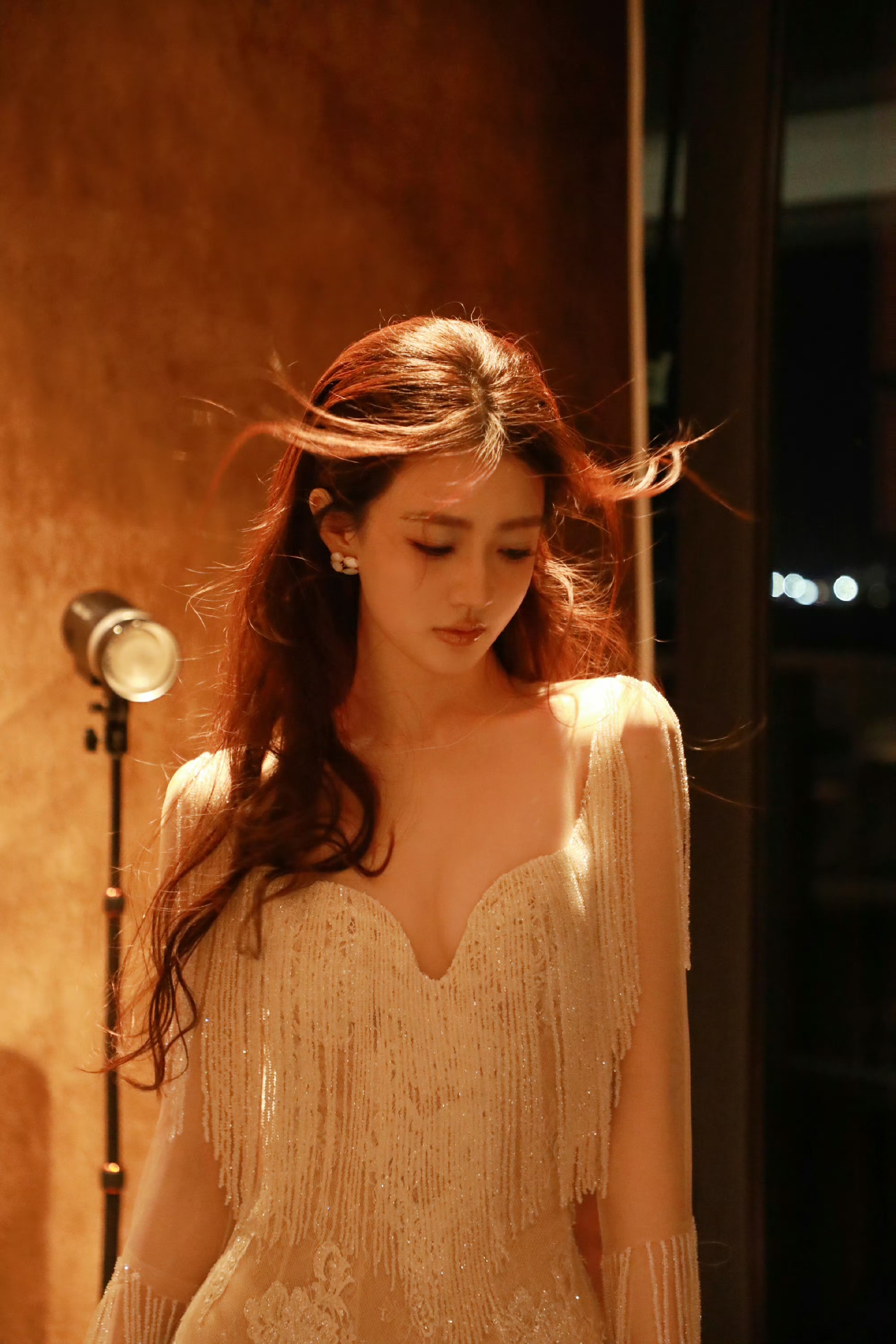 徐璐蕾丝抹胸礼裙,暖光氛围感拉满