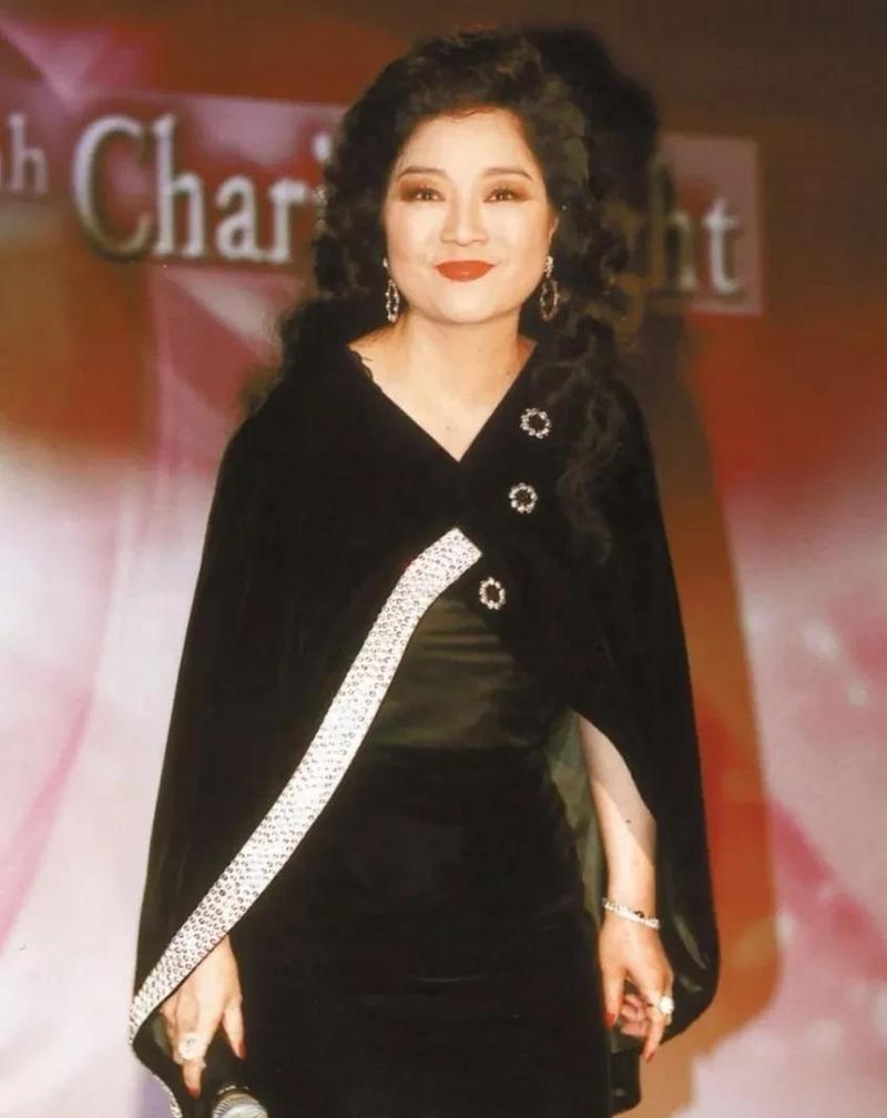 刘德华当众给她下跪，春晚为她让步，央视都宠的她晚年被骂上热搜