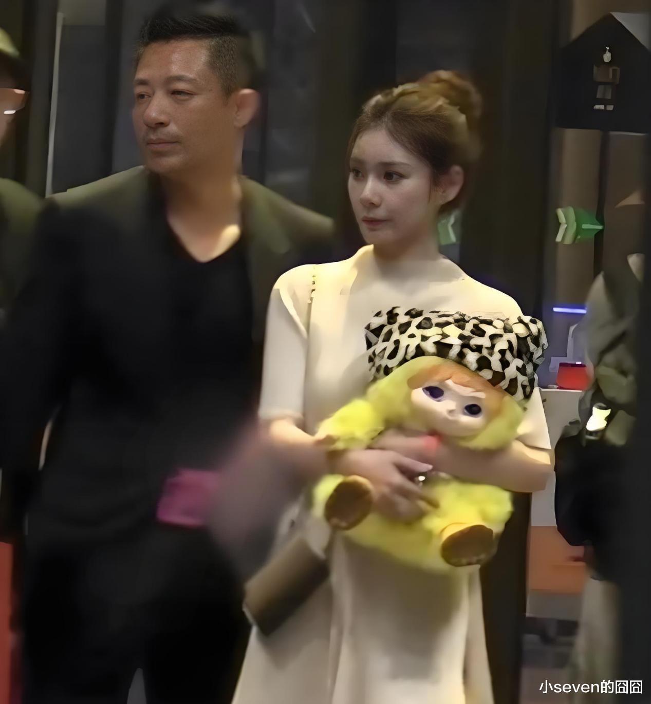 真没孩子！汪小菲夫妇近照曝光，马筱梅小腹隆起，男方抽烟不避人