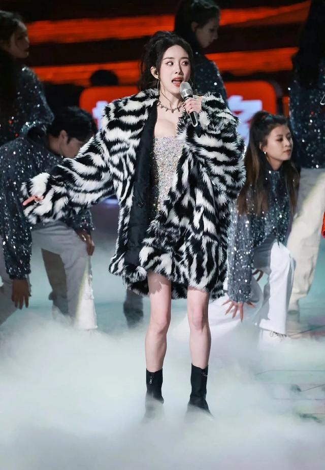 炸裂！家人们谁懂啊！杨幂这次太拉风了，燃爆全场！