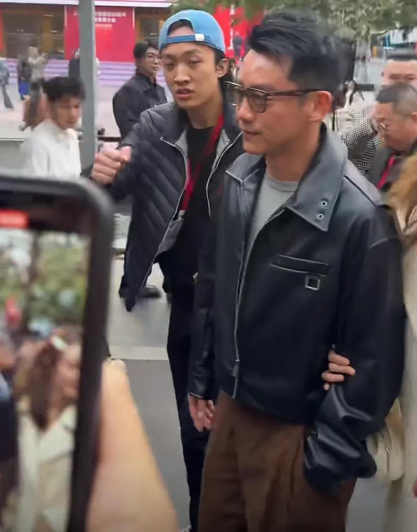 上戏八十周年校庆，郑恺牵苗苗现身，杜江陈赫出席雷佳音发型抢镜