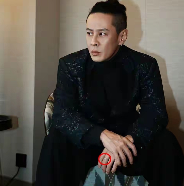 梁洛施和男友低调秀恩爱,两人皆戴订婚戒指,女方忙恋爱不拍戏!