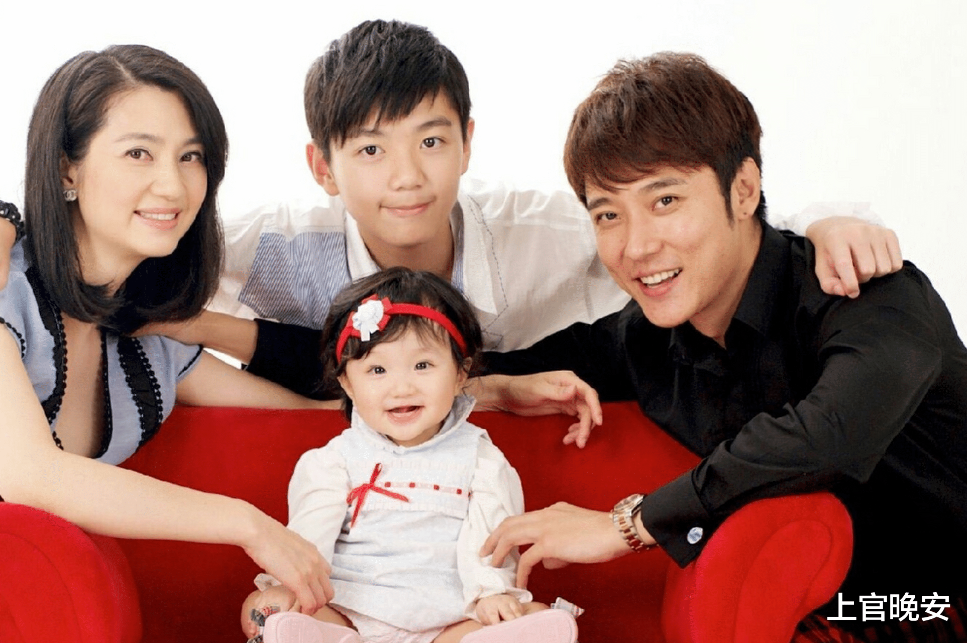 张丹峰44岁生日，张镐濂探班为其庆生父子俩乐开怀，未见洪欣身影