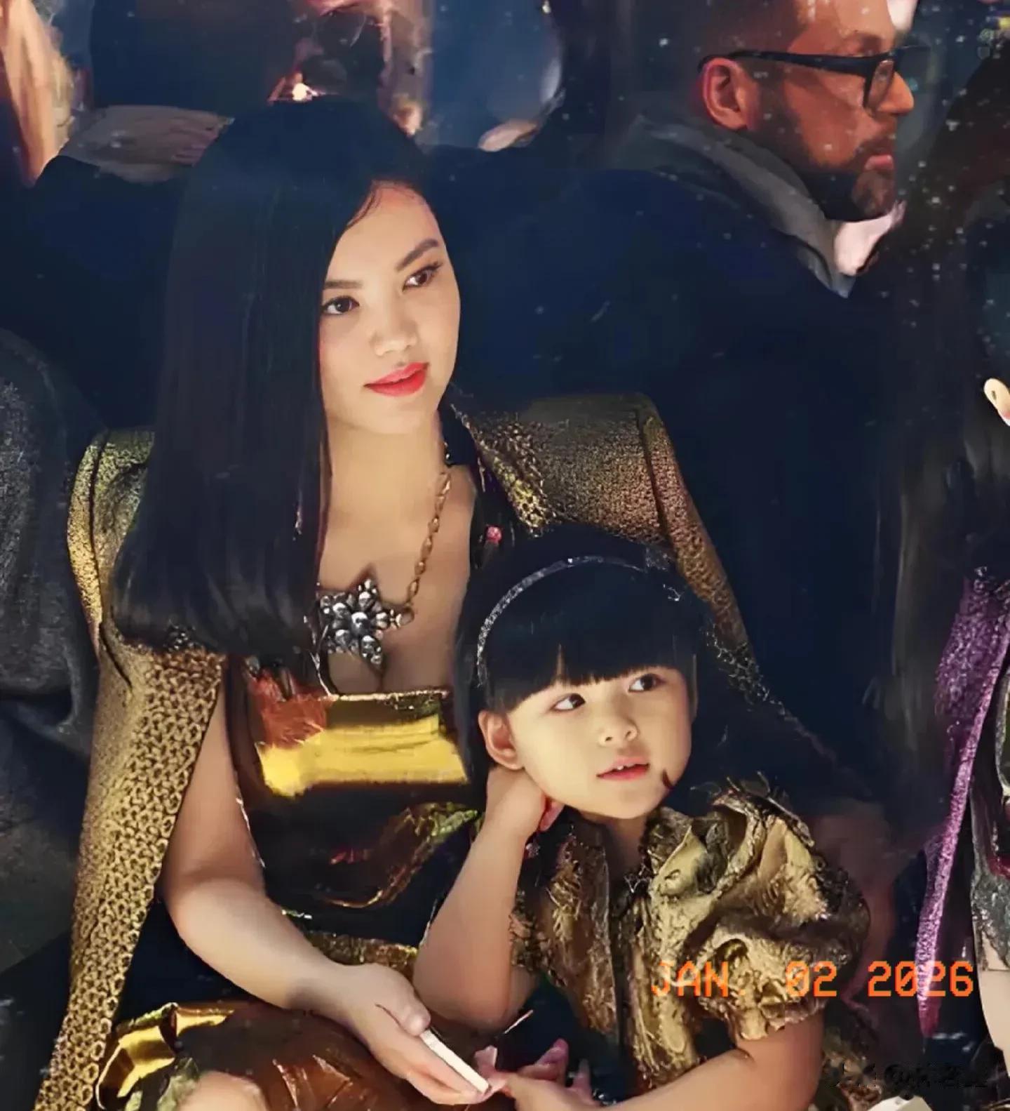 李湘与王诗龄香港逛街被偶遇，外套披在身上，引网友吐槽：衣品差