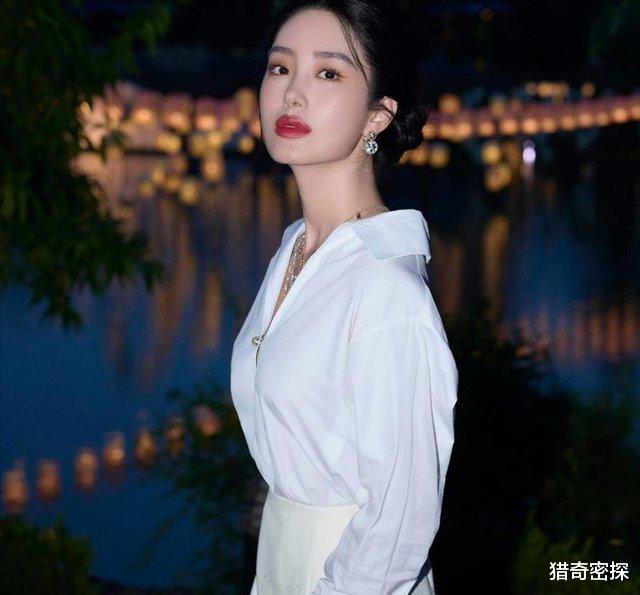 杨采钰日本被拍孕味足！从争议恋情到准妈妈，她活成了自己的光