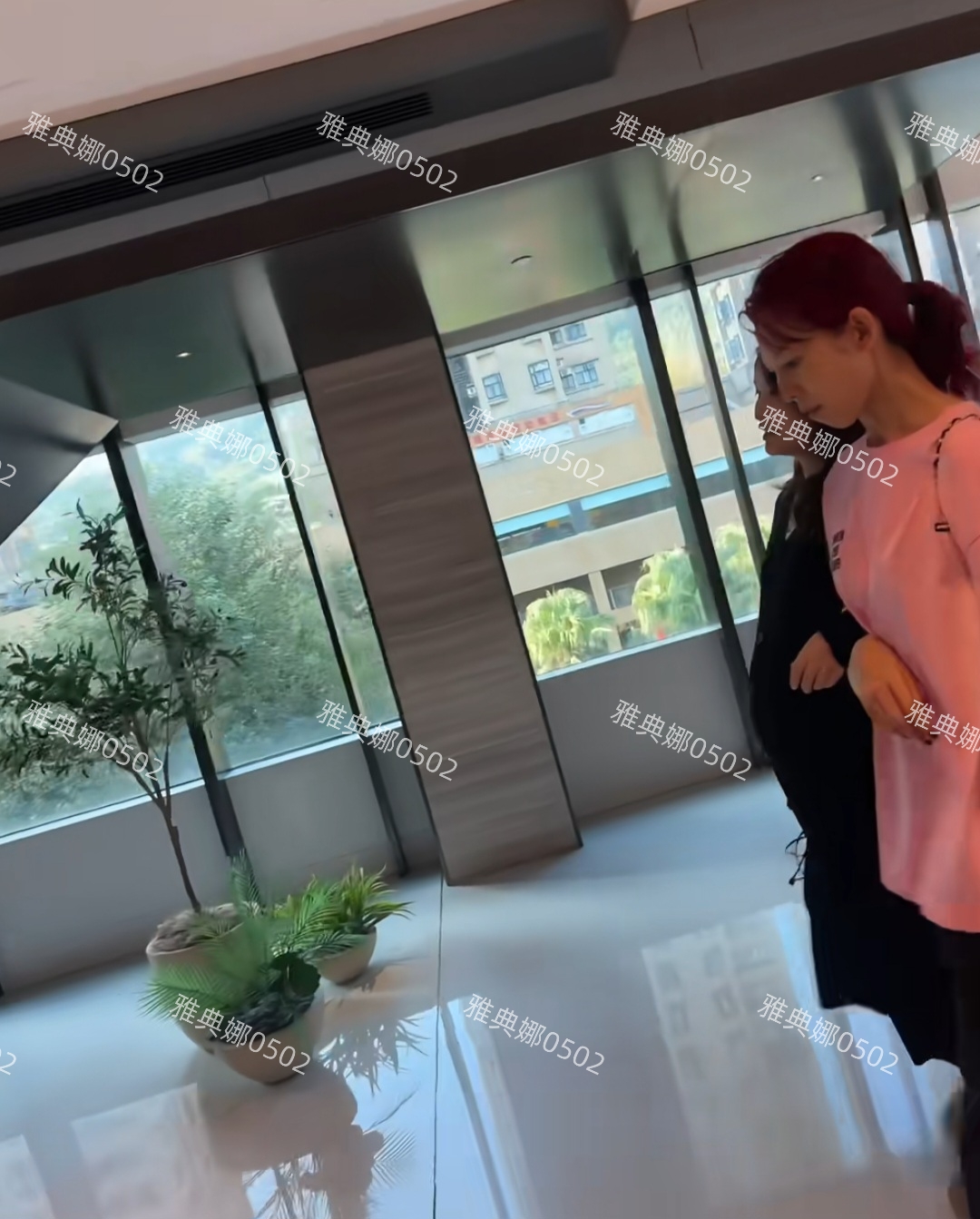 蔡少芬穿T恤逛街接地气，但她素颜脸色蜡黄气色不佳，年龄感略重!