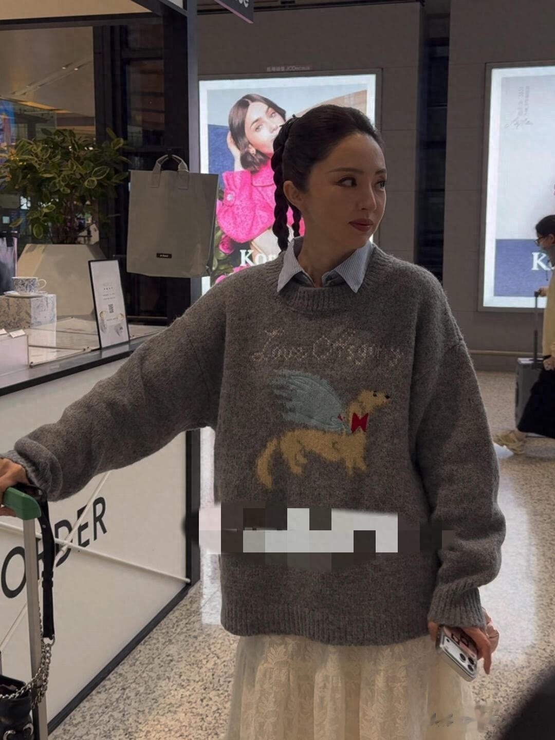 董璇今日回京机场路透照，穿灰色卡通毛衣搭配半裙，妆容精致好美