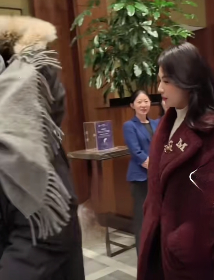 刘涛这身酒红大衣也太有气场了吧