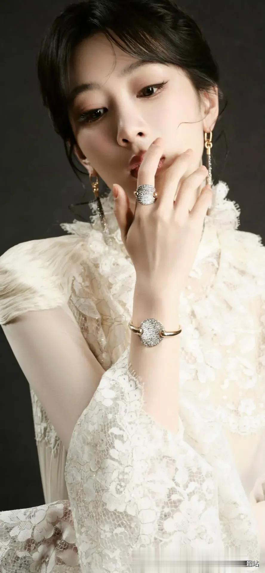 明星高清写真鉴赏｜杨紫，童星已变成心动女孩