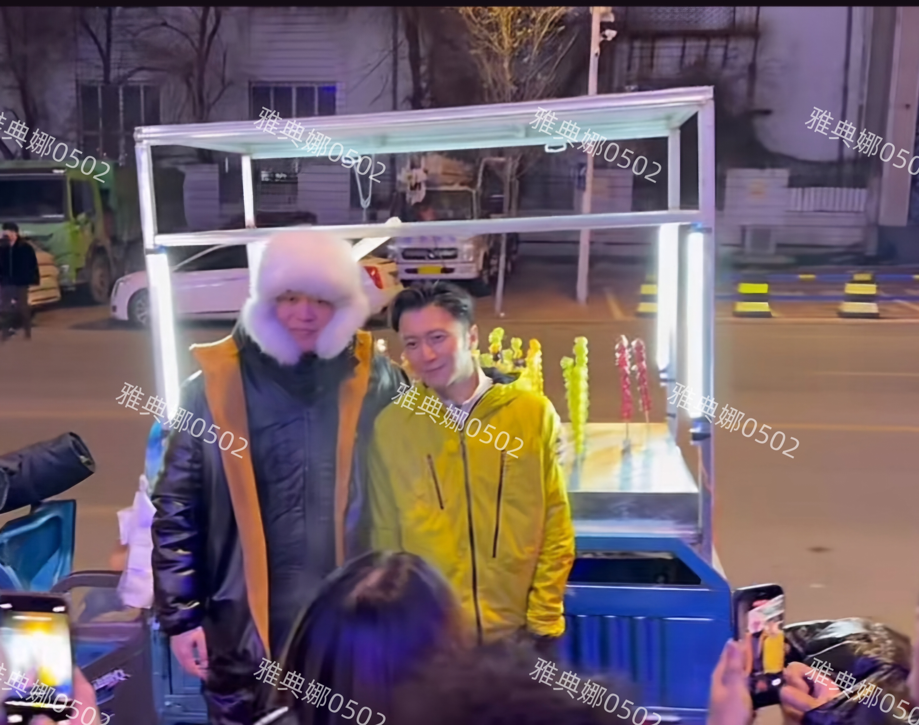 原来谢霆锋也是南方小土豆在哈尔滨跟卖糖葫芦大哥合影的他好娇小