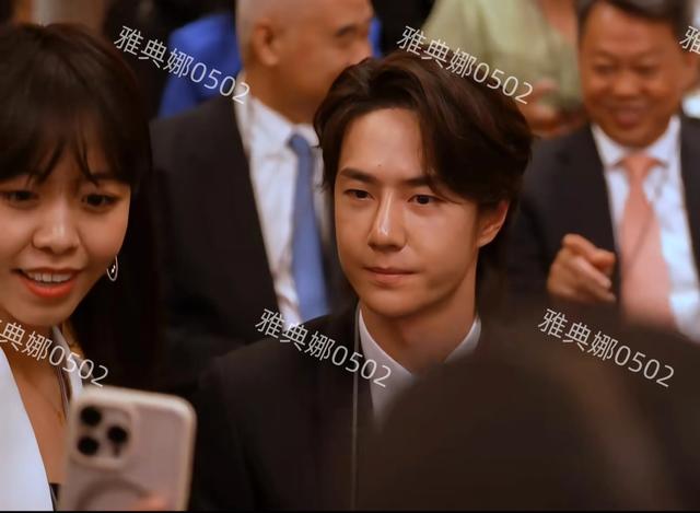 王一博本人一点也不酷，脸好小笑起来好乖，开会也被追星求合影!