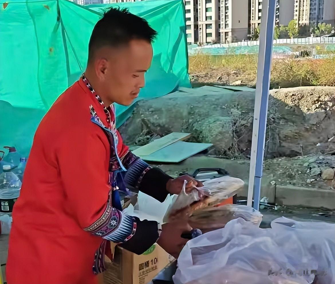 刀郎乌鲁木齐站放飞自我，四朵金花无一缺席，场外有免费伙食提供