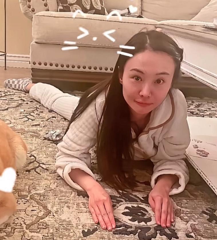 35岁郑爽近照曝光!形象管理失败,彻底成了素人,在美日子舒坦了