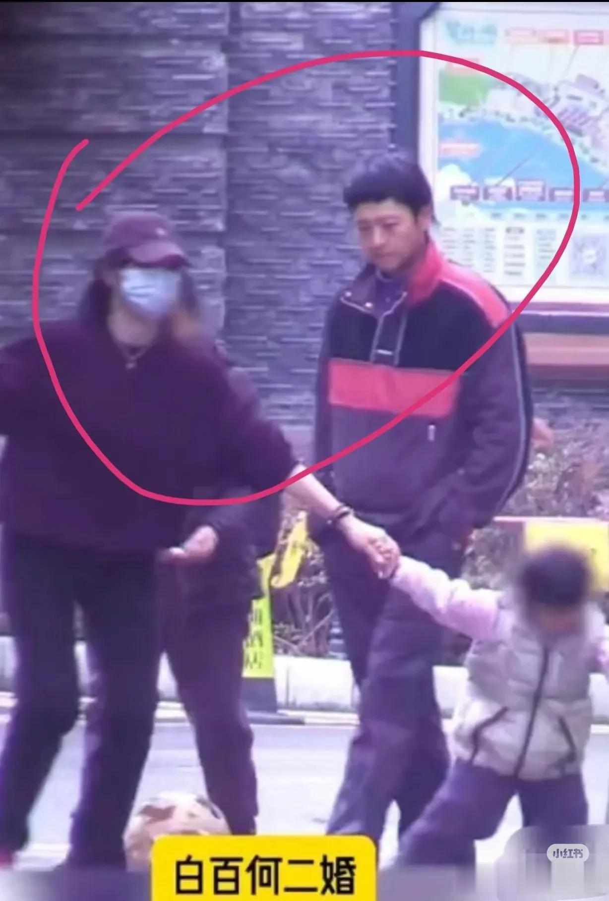 白百何带两个儿子现身!17岁大儿子长得像前夫陈羽凡,二儿子5岁