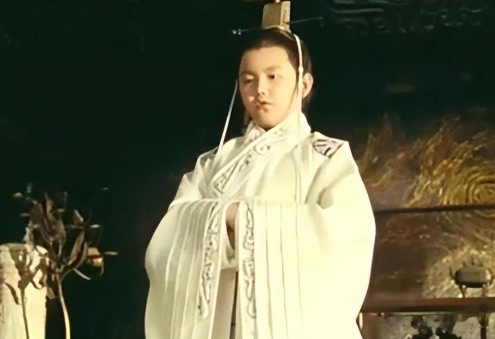 长得太美被导演占为己有，4年后生下大明星儿子，17岁出演男一号