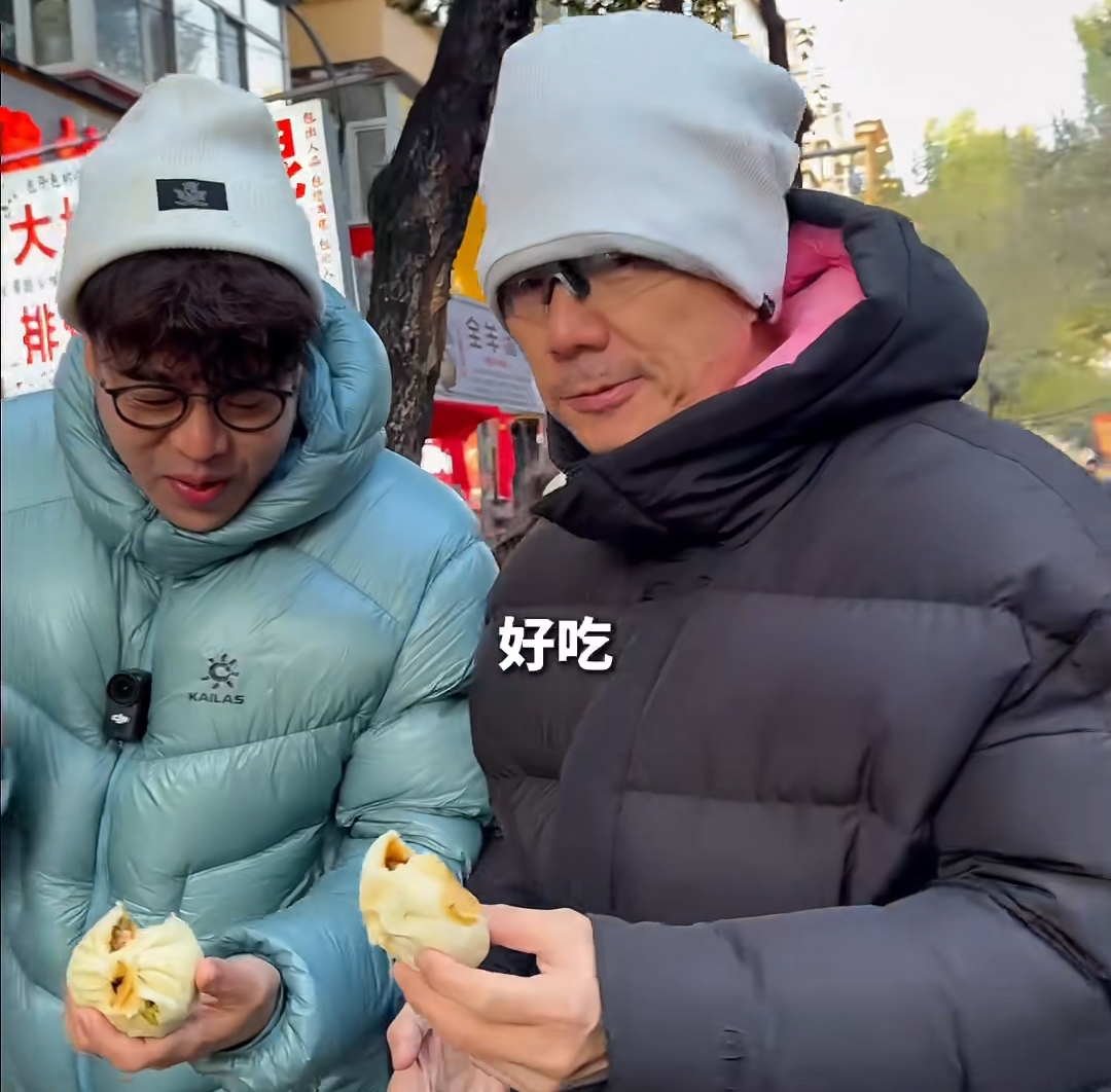 任贤齐哈尔滨逛早市，大口吃包子超接地气，网友:10月穿羽绒服？