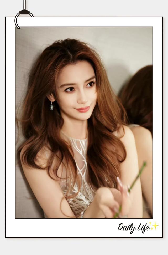 Angelababy带儿子度假被偶遇,小海绵身高抢镜,二人手牵手很温馨