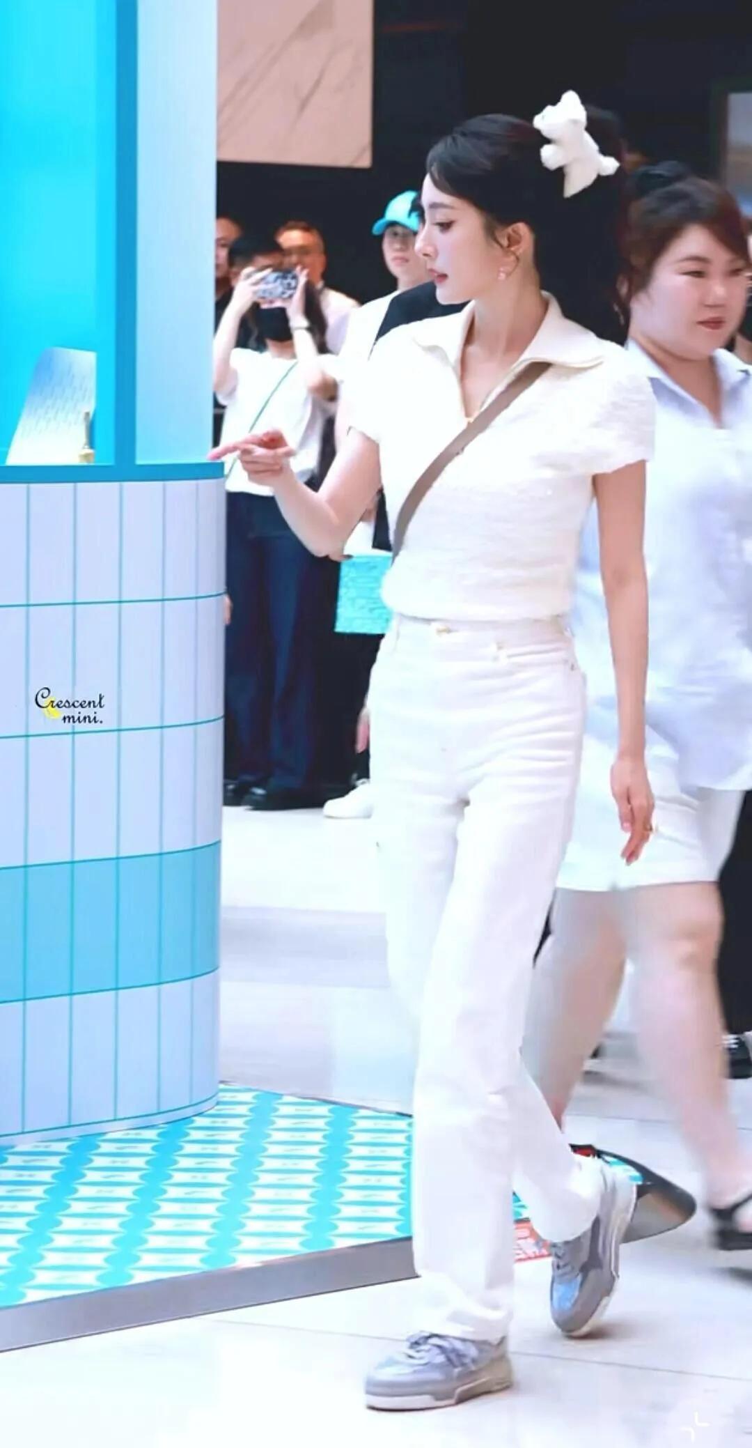 38岁杨幂出席活动,打扮俏皮减龄少女感十足,网友:小糯米既视感