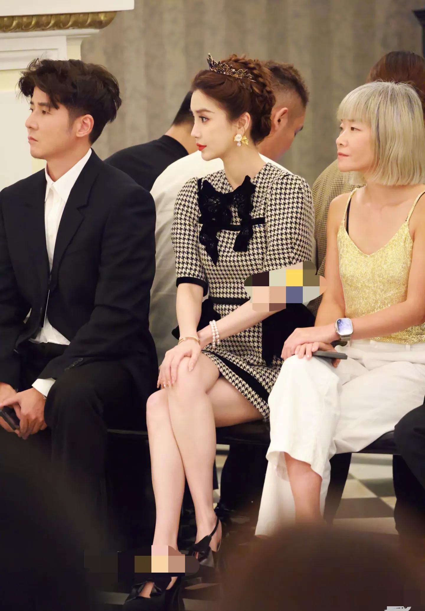 杨颖现身时装周看秀,穿千格鸟套装佩戴王冠,美的像童话里的公主