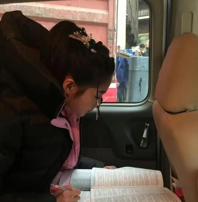 于正新签8岁艺人卢雅熙，被赞胜似刘亦菲，看不到一点该有的童真