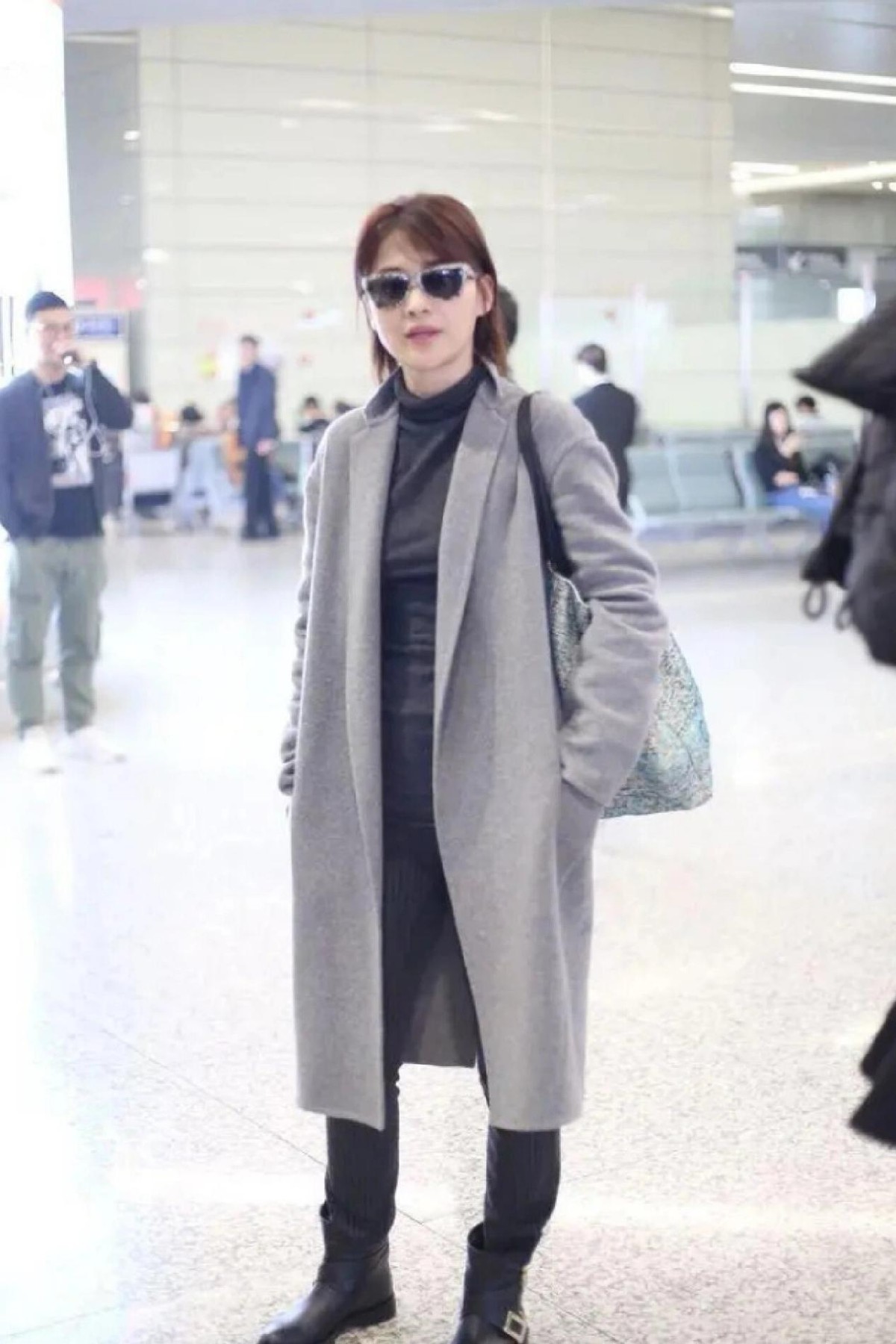 看了50岁梅婷的穿搭，我悟了：灰色不配亮色、白色，才更高级减龄