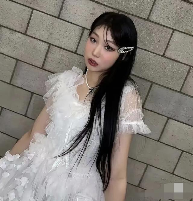 网友机场偶遇小沈阳女儿,她戴墨镜端咖啡坐着候机,真人很有气质