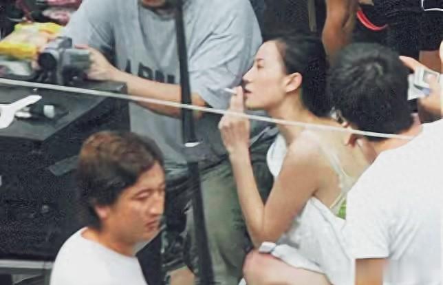 宋佳烟瘾挺大啊！拍戏间隙频频吸烟陶醉其中