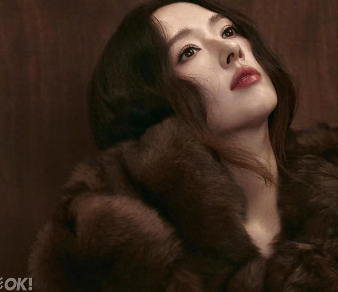 郭碧婷穿皮草拍大片,她戴整套黄金首饰很贵气,连生两胎不敢露腰