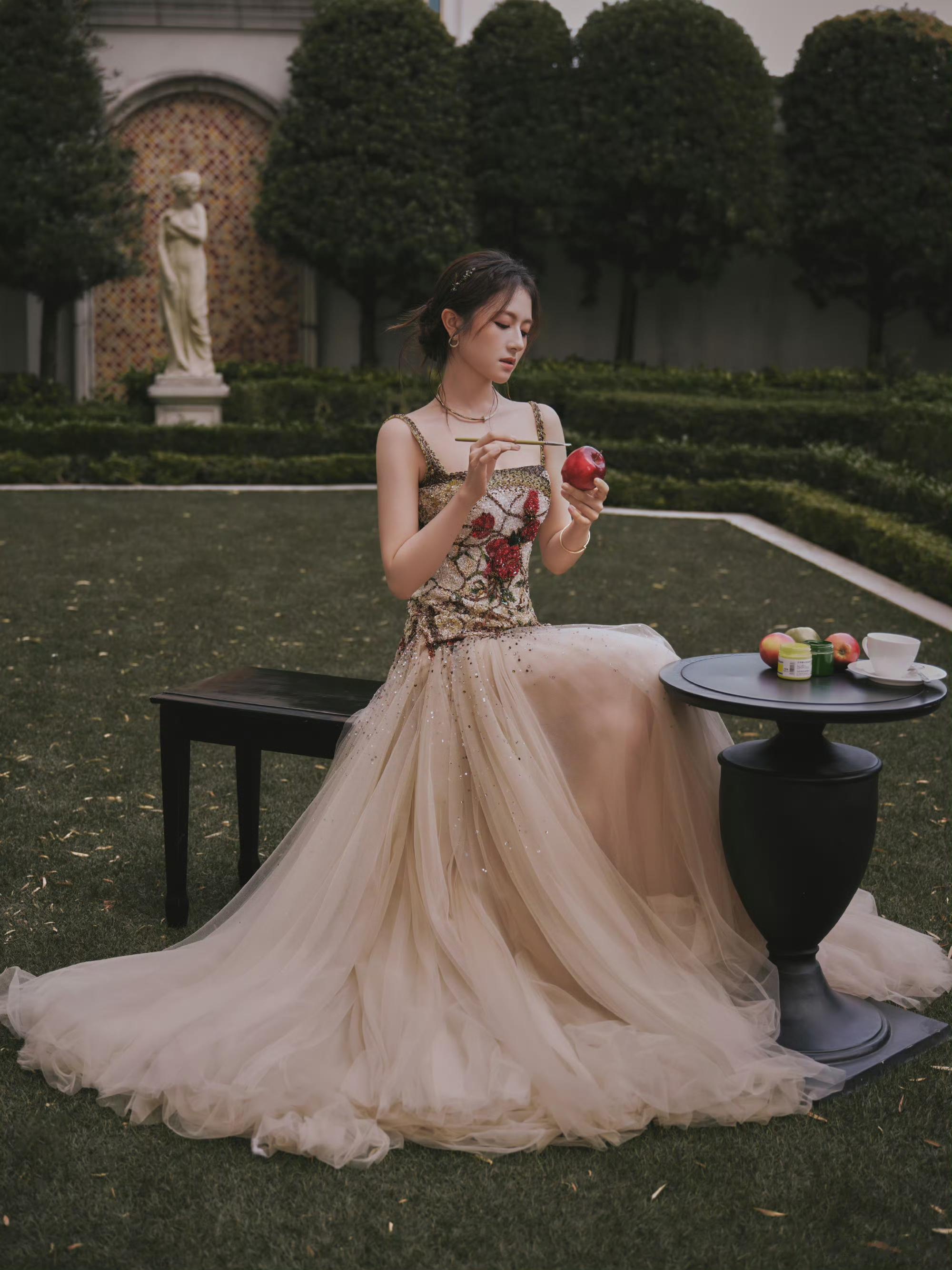 李兰迪尖叫夜两套造型 红玫瑰刺绣裙妩媚多姿 蕾丝深V裙又纯又欲