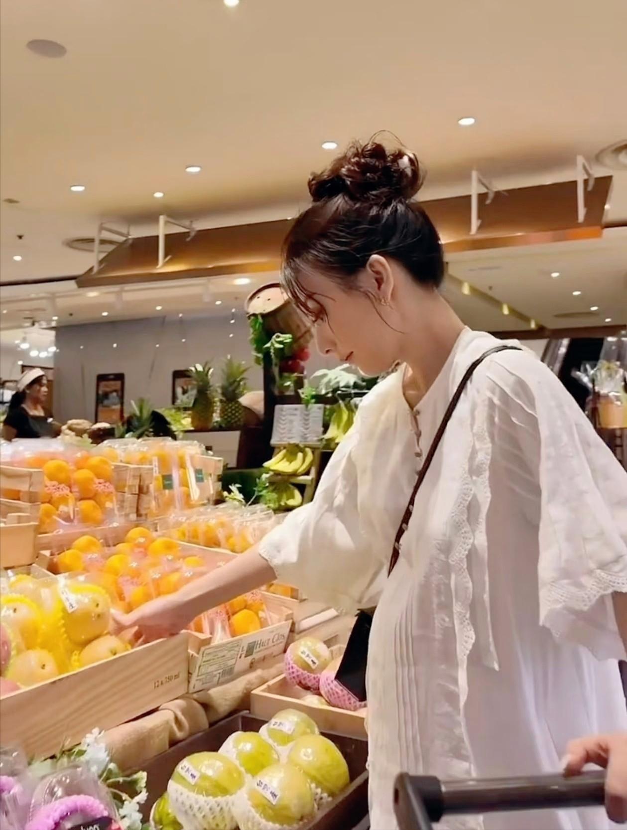 方媛挺大孕肚现身超市购物，独自一人专挑零食！保姆车在路边等候