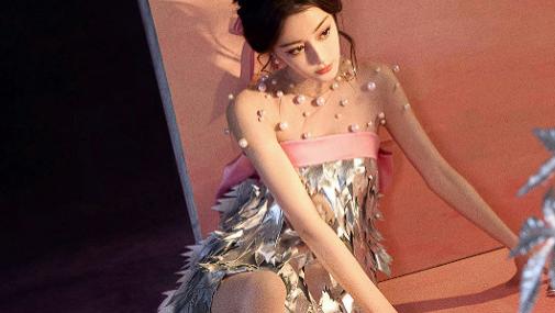 迪丽热巴穿抹胸高开叉银裙，坐下翘脚大秀长腿，太撩人