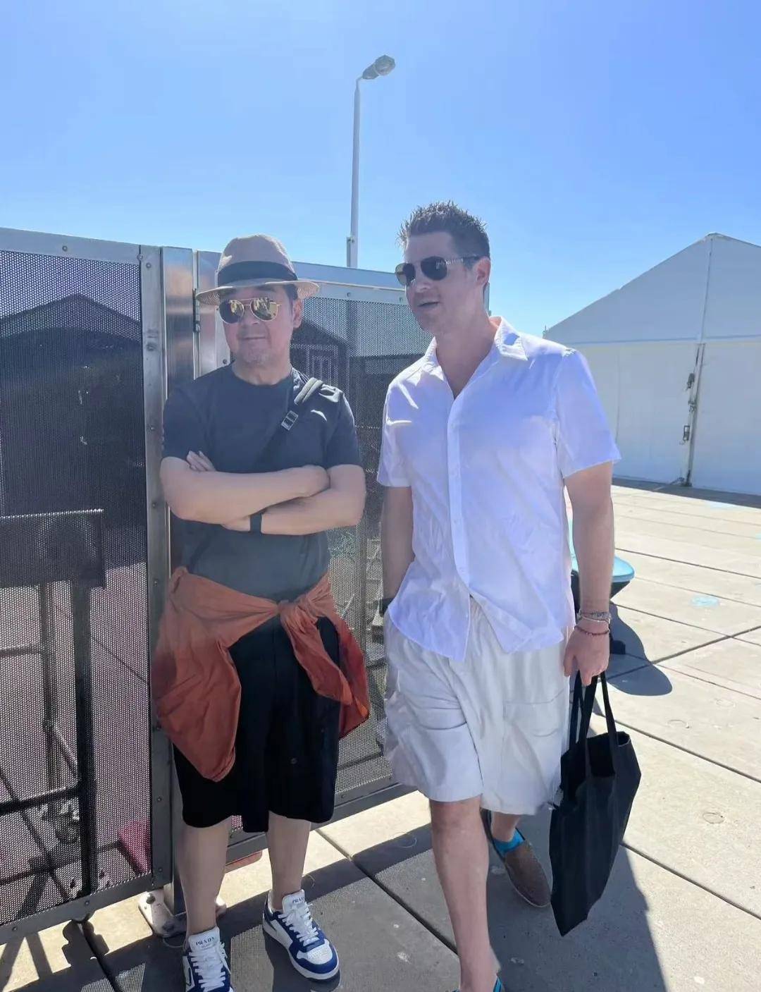 70岁张国立带老婆澳洲旅行，邓婕打扮贵气穿洞洞鞋，两人戴情侣帽