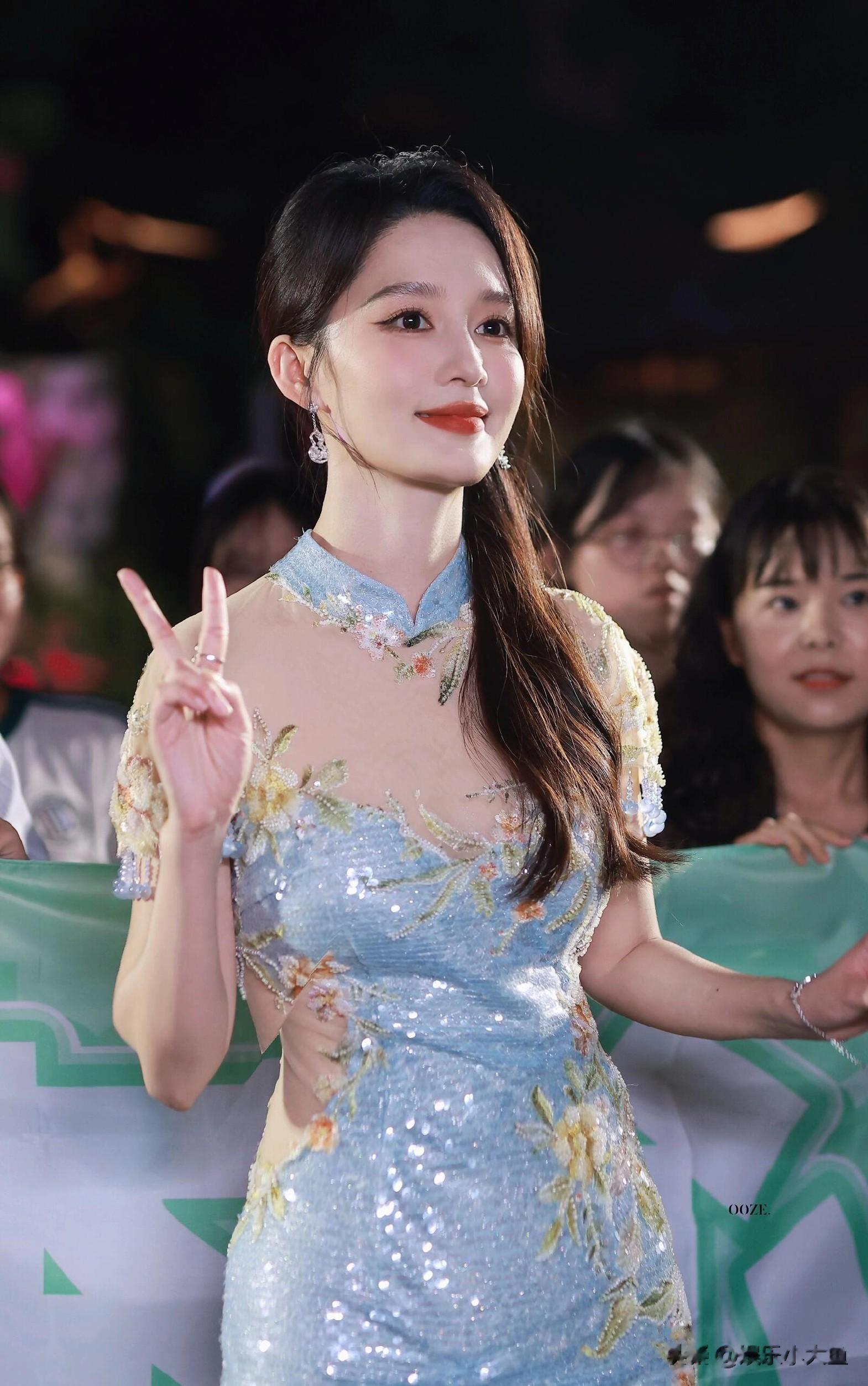 李沁中秋节出席大白兔活动，穿水蓝亮片刺绣旗袍，中式美人具象化